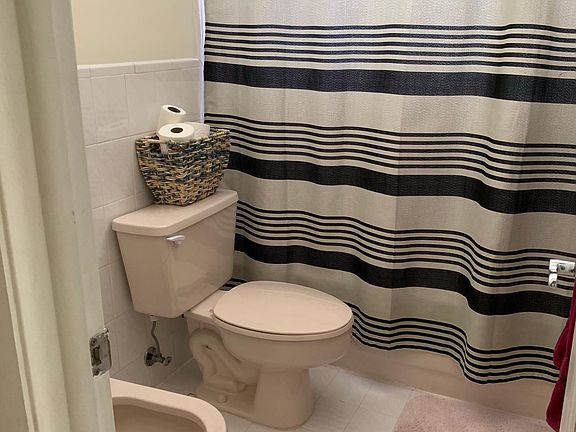 2nd image of 2200 W 74th St APT 201