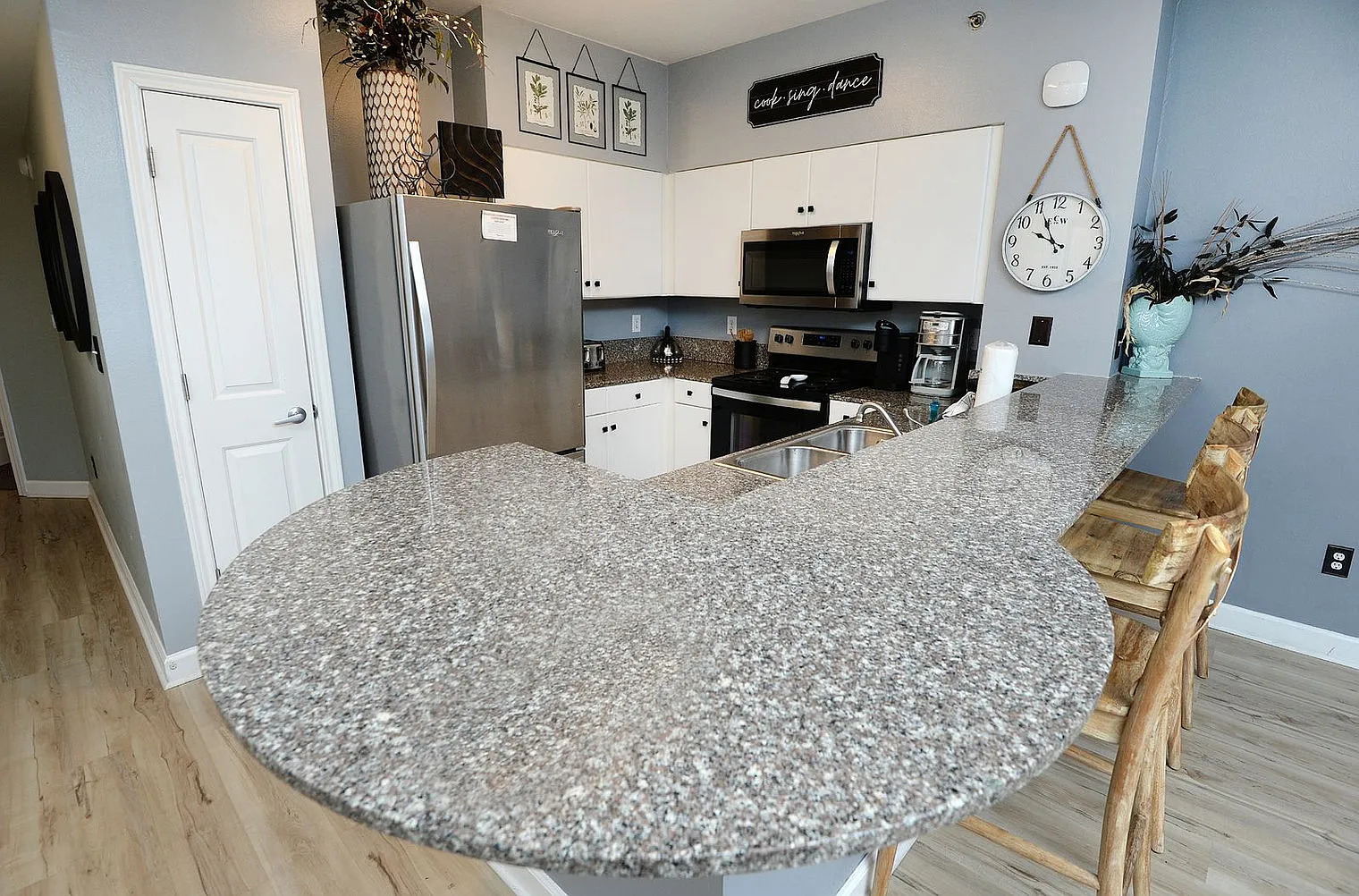 3 bed, 3.0 bath, 1528 sqft, $6,330 — Photo 4