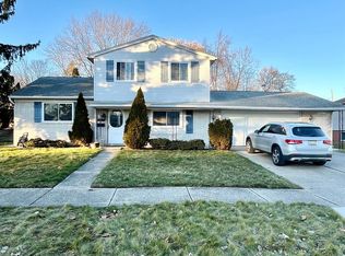 24112 S Duncan Cir, Farmington, MI 48336