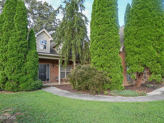 4th image of 1015 Foxdale Dr