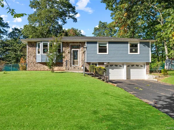 28 Peacock Lane, Commack, NY 11725