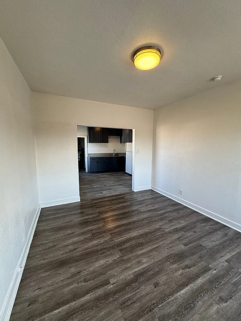 3 bed, 1.0 bath, 1200 sqft, $2,600 — Photo 3