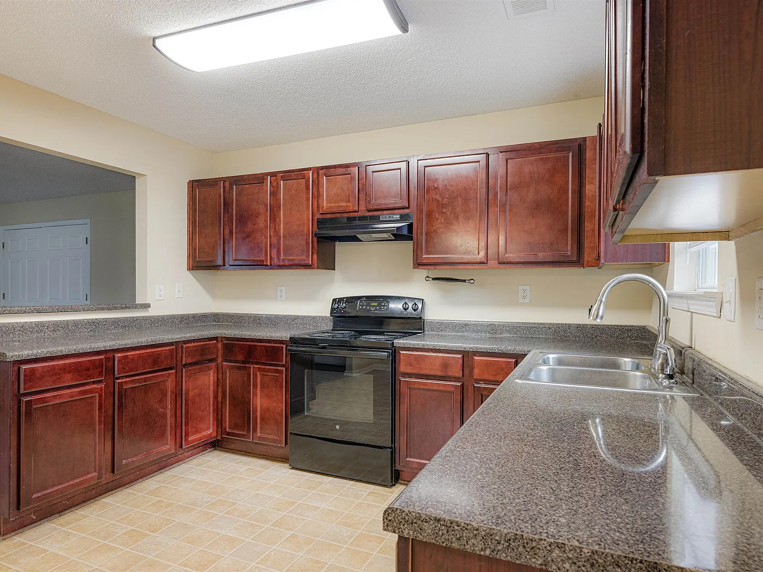 3 bed, 2.0 bath, 1336 sqft, $1,500 — Photo 2