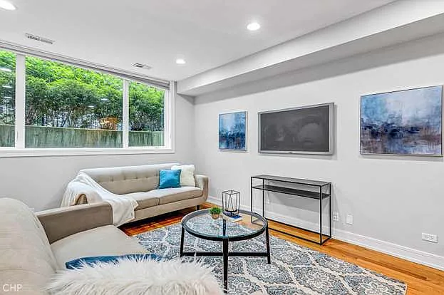 821 W Roscoe St #1 — Photo 102