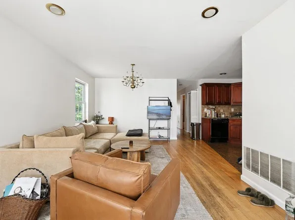 207 New York Avenue image 4 of 21