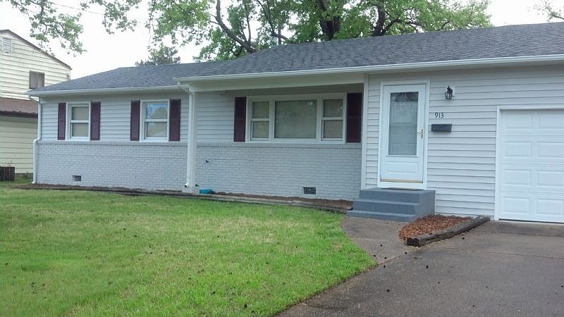 1st image of 913 Stratford Hall Dr