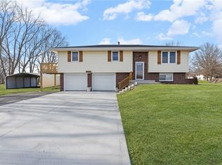 19723 Tonganoxie Dr, Tonganoxie, KS 66086