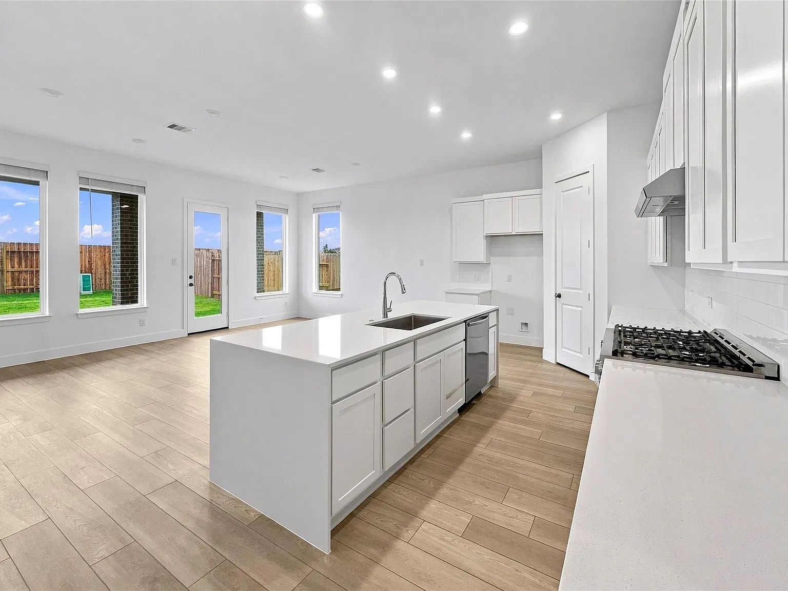 4 bed, 3.0 bath, 2263 sqft, $2,500 — Photo 4