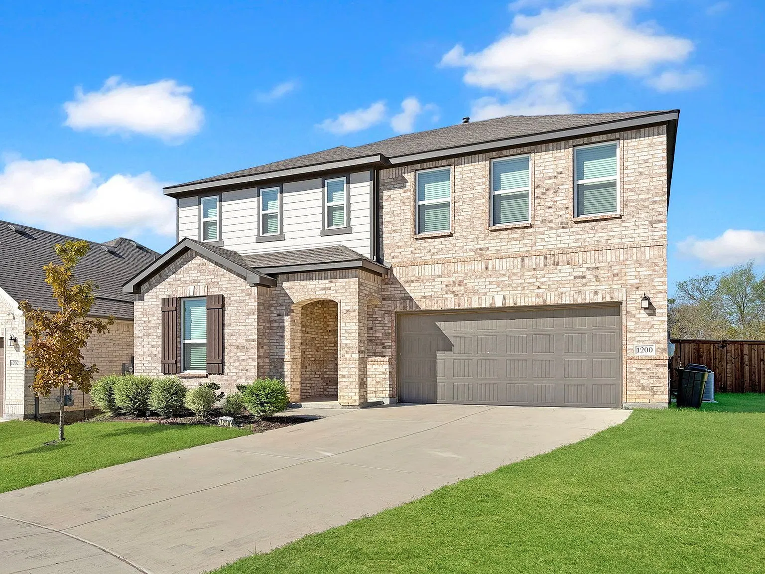3 bed, 2.5 bath, 2800 sqft, $2,800 — Photo 1