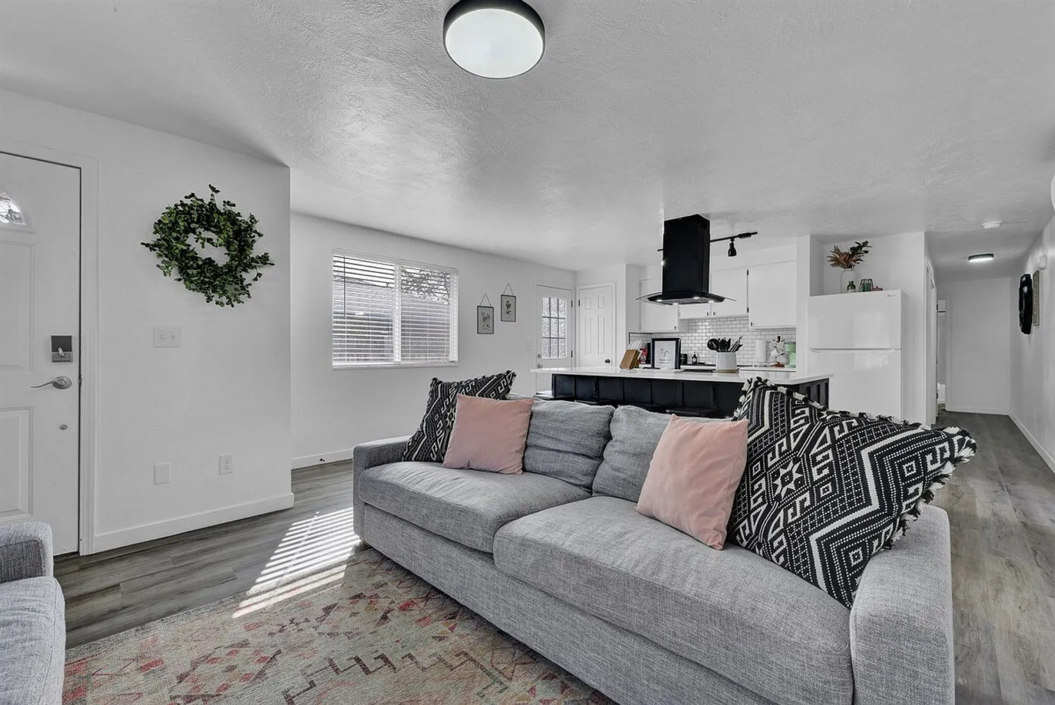 2 bed, 1.0 bath, 699 sqft, $3,969 — Photo 2