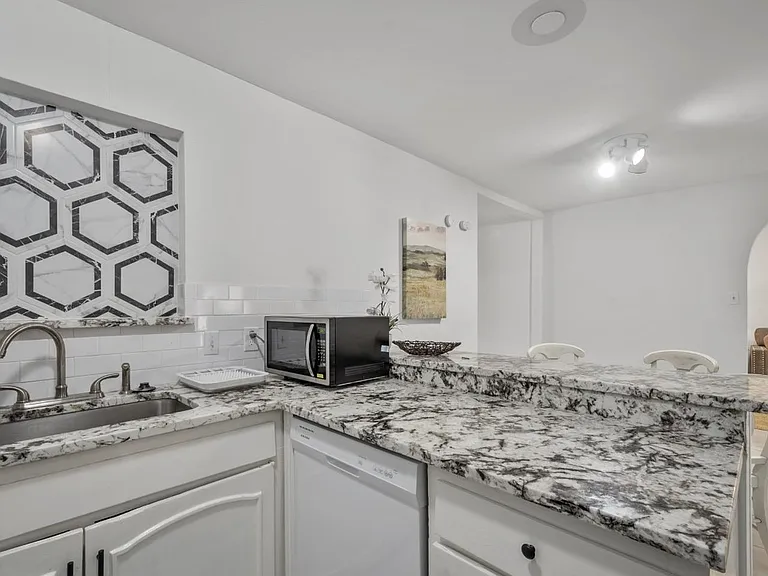 1009 High Point Rd — Photo 10