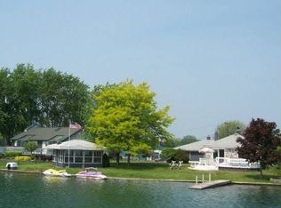 1335 Castlewood Dr, White Lake, MI 48386