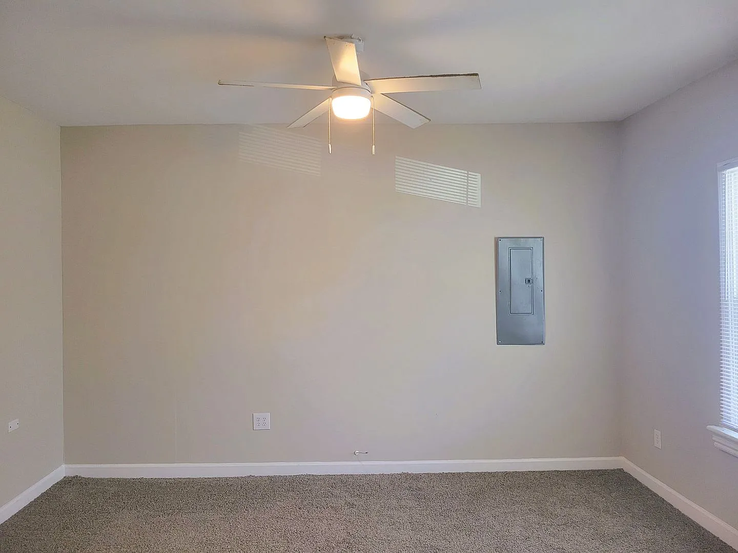 Remodeled rowhouse in Manchester — Photo 3