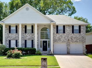 6400 Redstone Dr, Arlington, TX 76001
