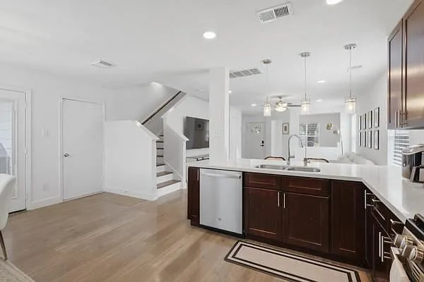 3 bed, 2.5 bath, 1845 sqft, $2,600 — Photo 4
