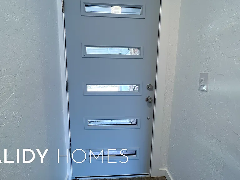 702 Amity Ln — Photo 6