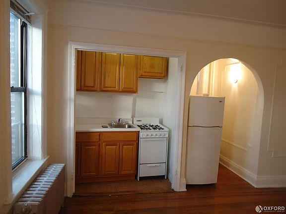 3rd image of 3216 Crescent St APT C5