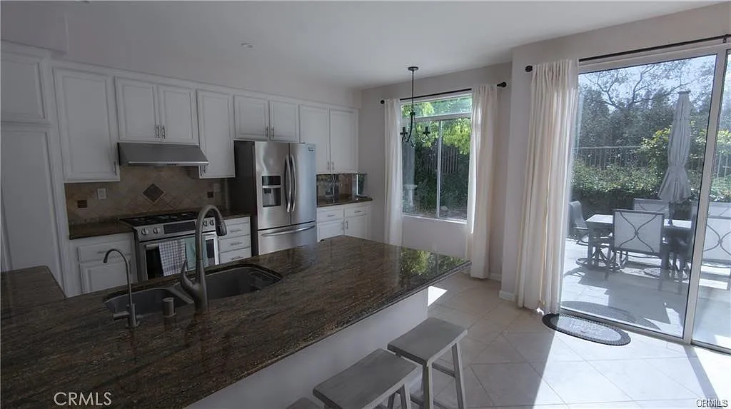 3 bed, 2.5 bath, 1940 sqft, $4,395 — Photo 4