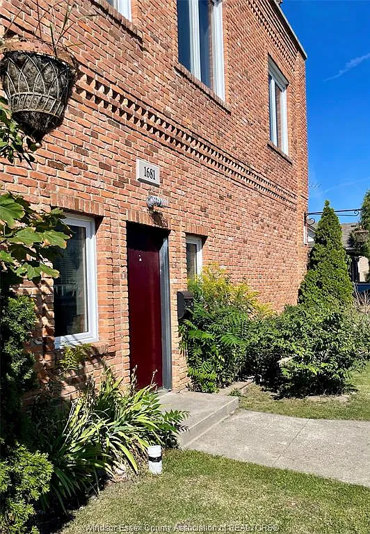 3 bed, $2,400 — Photo 1