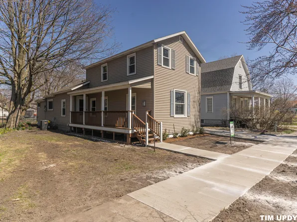 825 Pennoyer Ave, Grand Haven, MI 49417