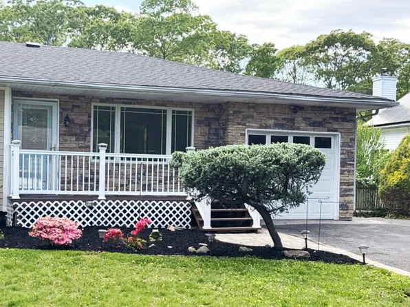 (undisclosed Address), Shirley, NY 11967