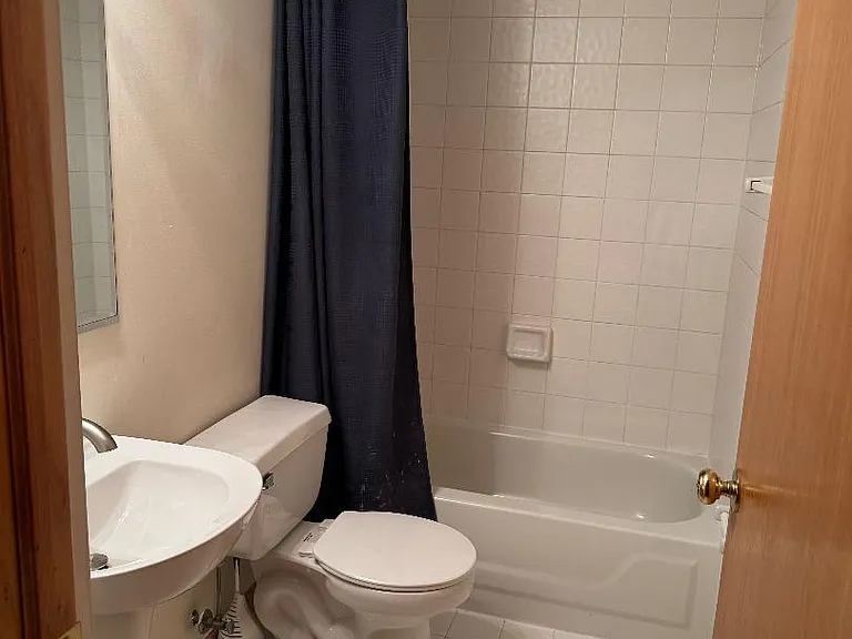 1004 N Columbia St — Photo 14