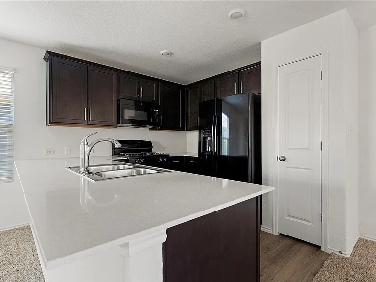 905 Powell St — Photo 13