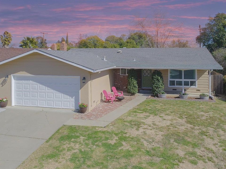 Welcome home to this lovely 3 bedroom, 2 bath home tucked away on Montazuma Circle. You will fall in love the moment you walk in the front door...Welcome Home!
