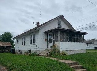 915 N 11th St, Pekin, IL 61554