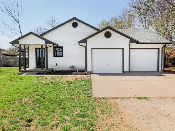227 N Pratt St, Mount Hope, KS 67108