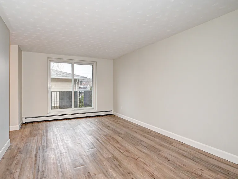 380 Forfar St E — Photo 8