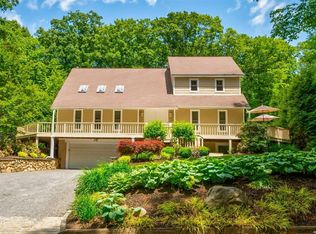 61 Fleets Cove Rd, Huntington, NY 11743