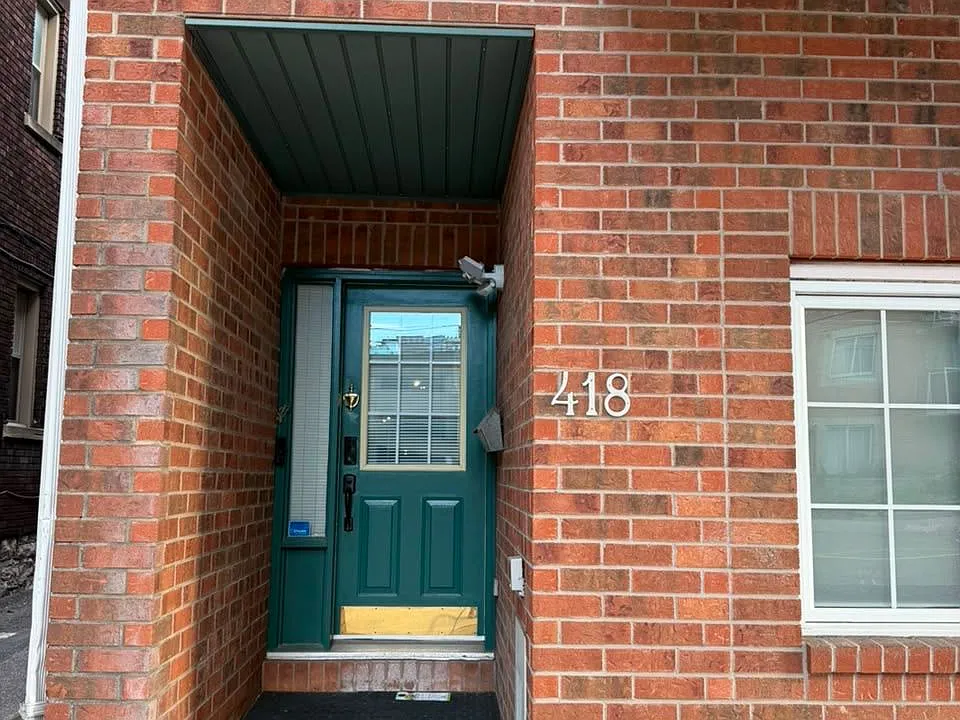 418 Somerset St W