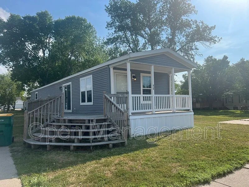 3 bed, 2.0 bath, 1216 sqft, $1,379 — Photo 1