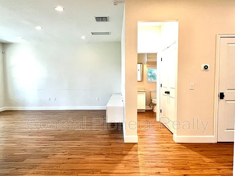1738 W Spruce St — Photo 18