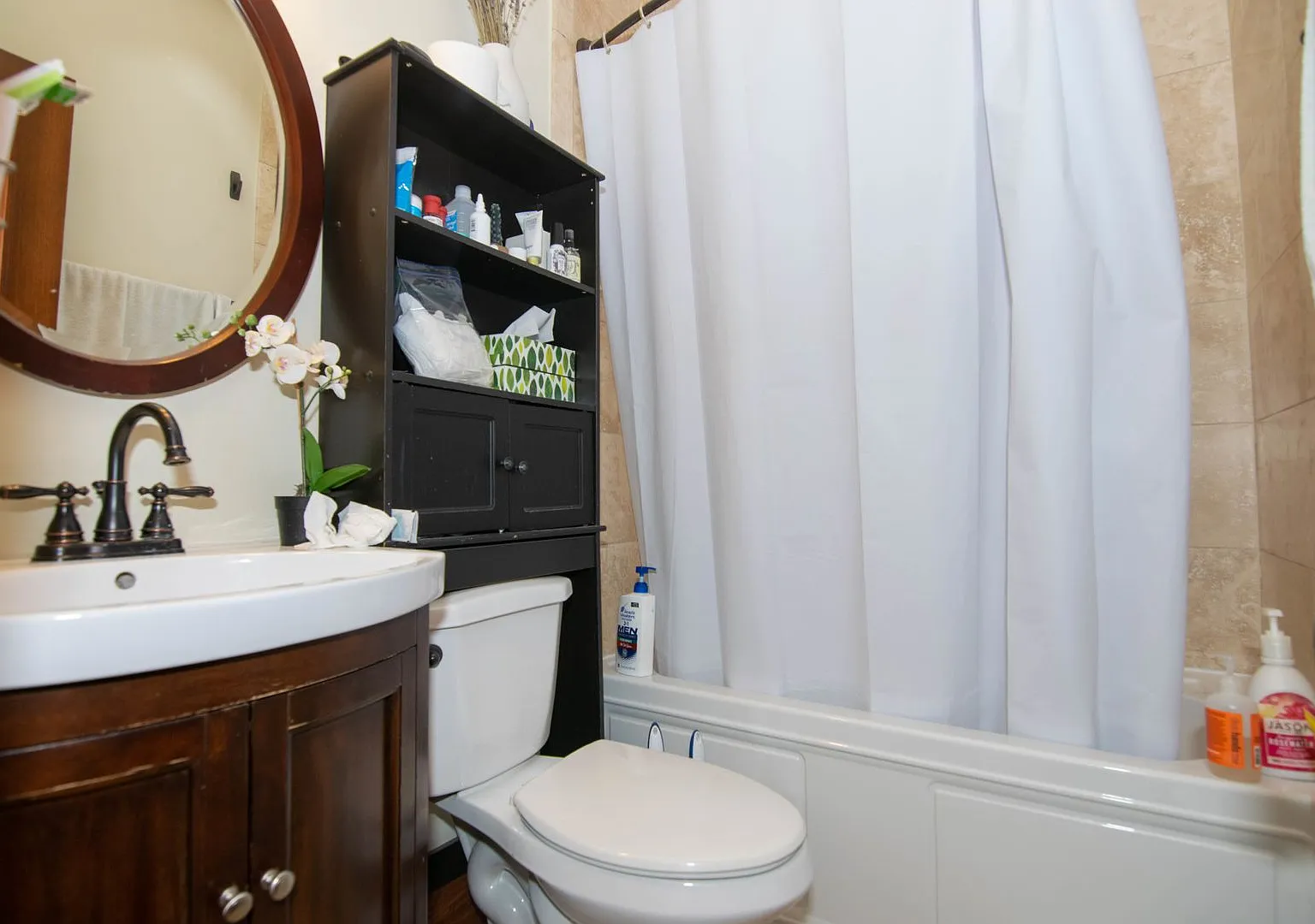large 4 bed in Mission Hill — Photo 2