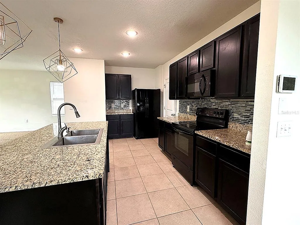 4 bed, 2.5 bath, 2260 sqft, $2,600 — Photo 4