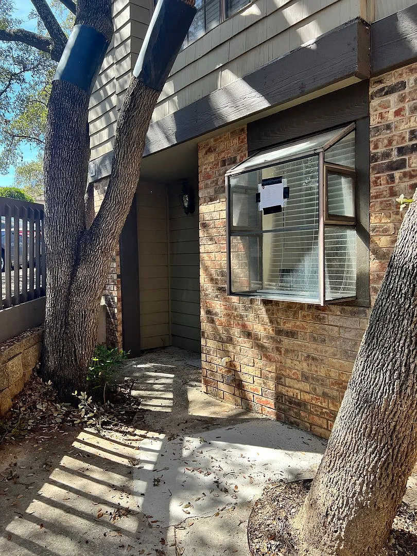 Edgecliff Downstairs 2/1.5 Unit — Photo 3