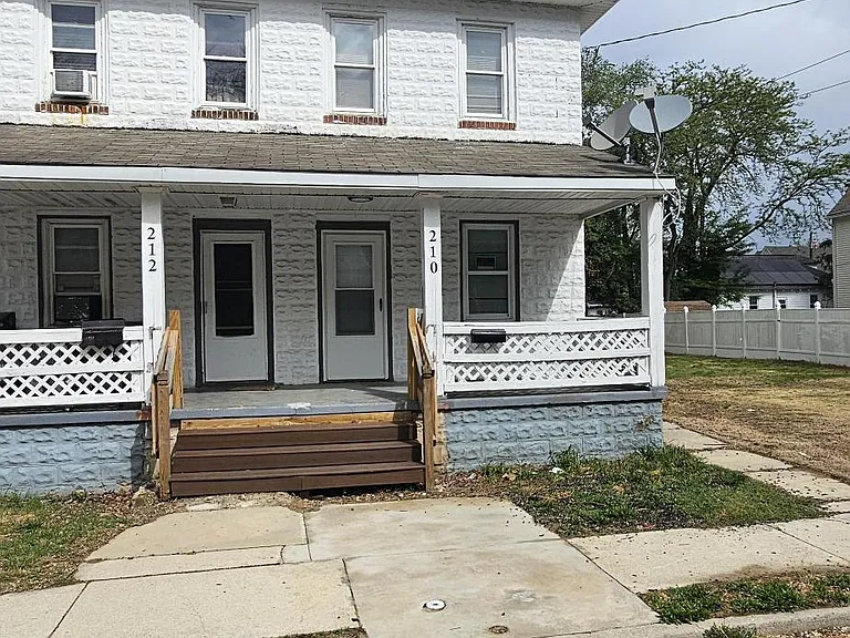 210 W McNeal St — Photo 3