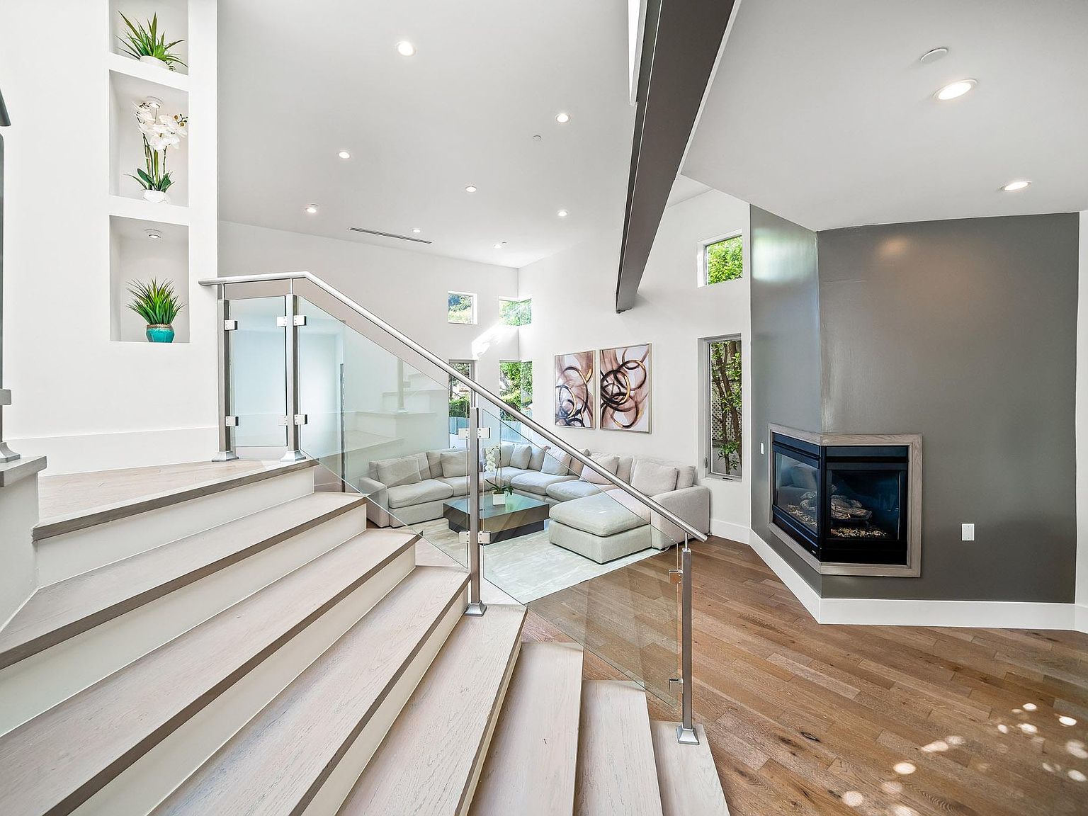 Los Angeles, CA 90048