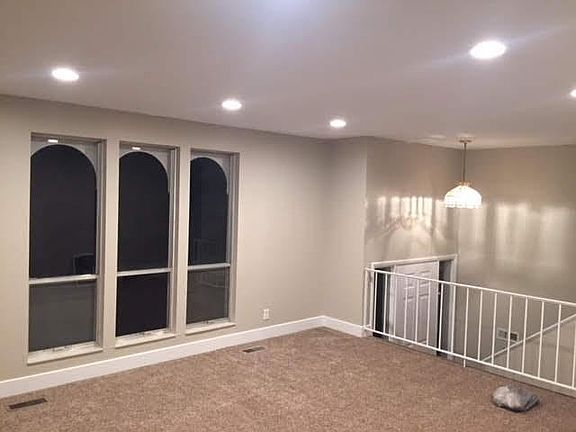 3rd image of 818 Edgehill Dr