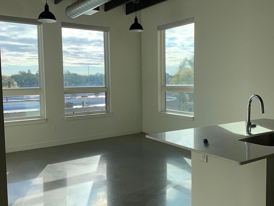 2nd image of 1059 Wealthy St SE #305