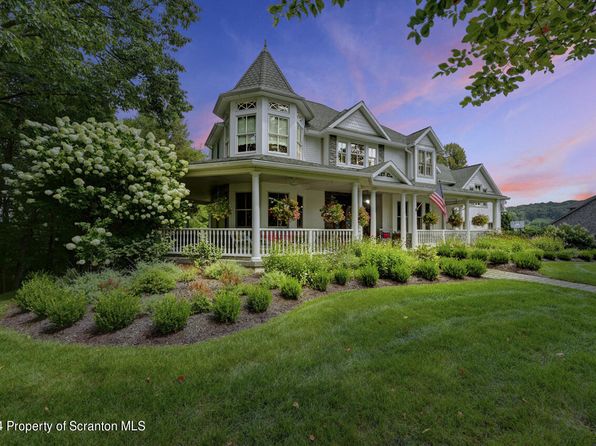 311 Glenmaura Dr, Moosic, PA 18507