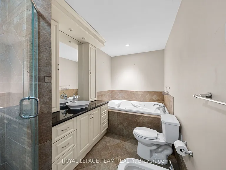 3162 Woodroffe Ave — Photo 24