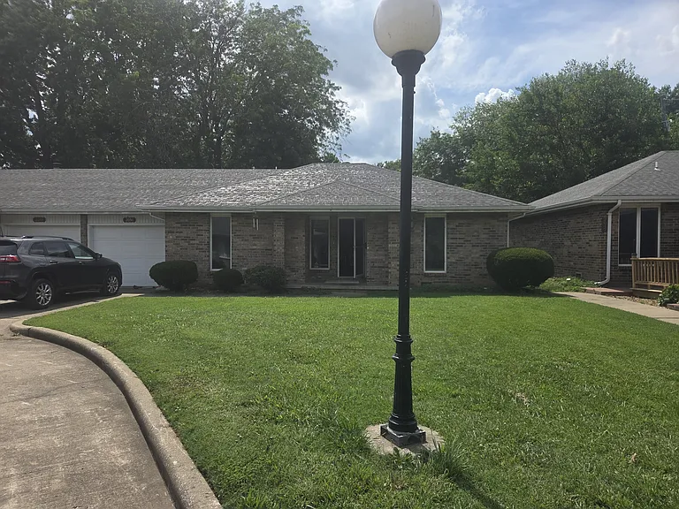2051 S Kentwood Ave — Photo 2