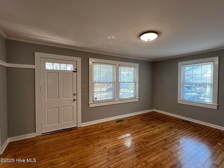402 Sanborn St — Photo 5
