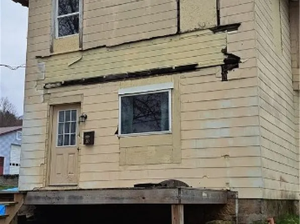 30 Broadway St, Reynoldsville, PA 15851