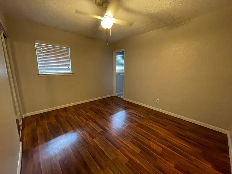 710 Raymond Cir — Photo 8