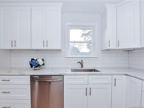 5th image of 98 Bertrose Ave