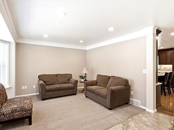 4th image of 1466 Oakridge Dr